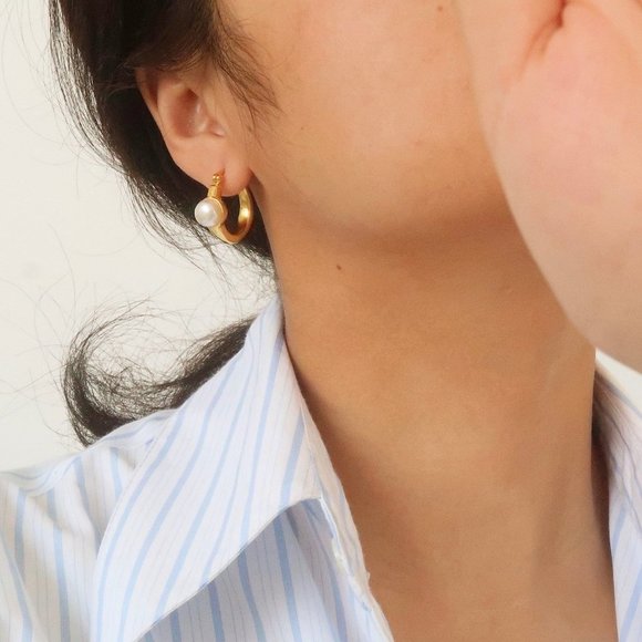 NEW 18K Gold Plated Pearl Hoop Earrings - Picture 8 of 8